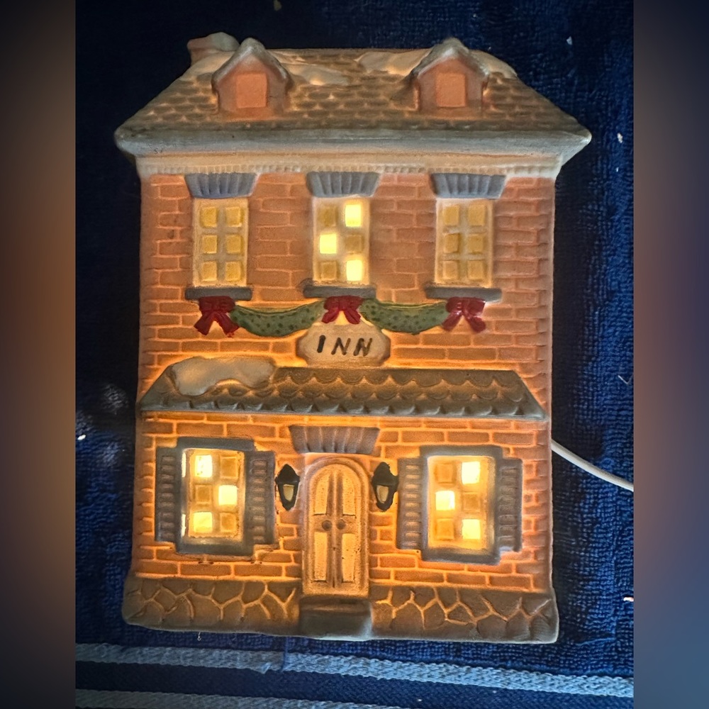 CHRISTMAS VILLAGE INN 1990 NATIONAL DECORATIONS AMERICANA BISQUE W/LIGHTED CORD
